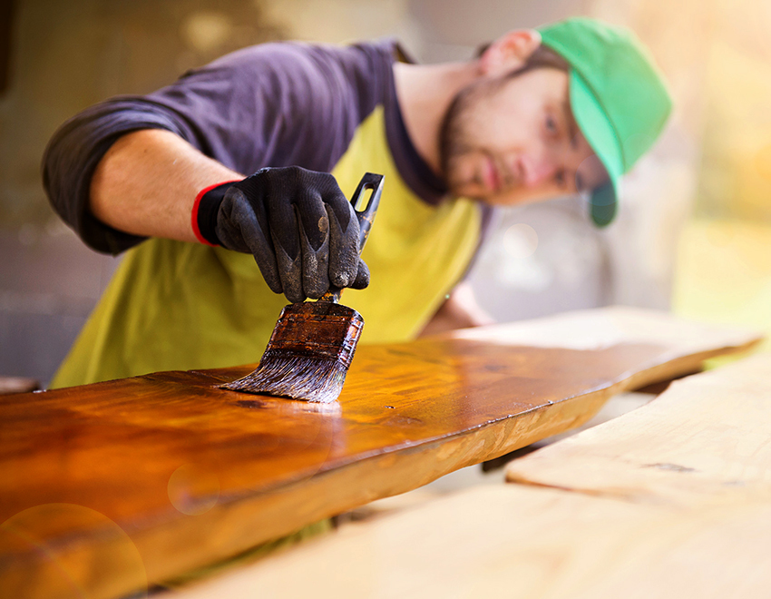 Покраска деревянных изделий и доски в цеху